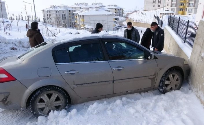 Buz pistine dönen yolda sürücülerin zor anları