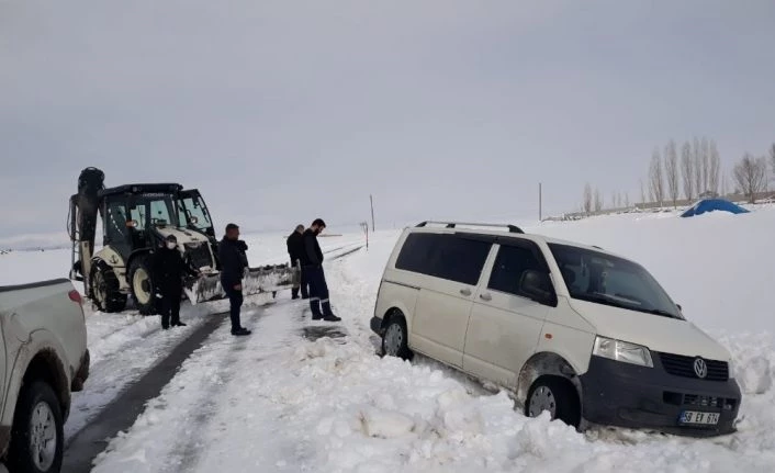 Çaldıran Belediyesi mahsur kalanların imdadına yetişiyor