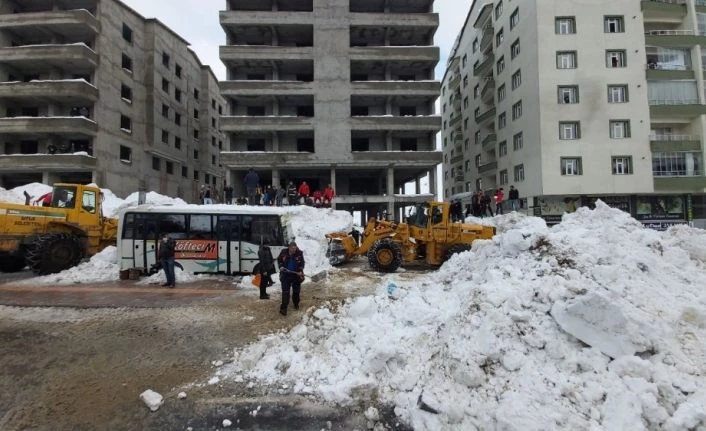 Çatıdan düşen tonlarca karın altında kalan 3 kişi kurtarıldı