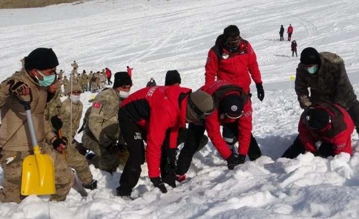Van'da çığ timinden nefes kesen tatbikat