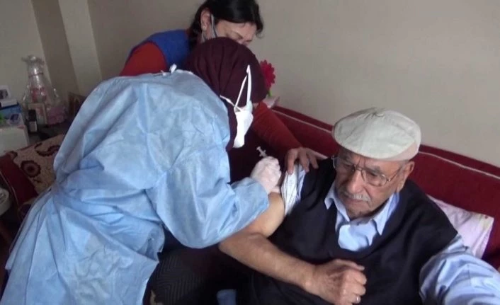 Covid-19 aşılaması evlerde devam ediyor