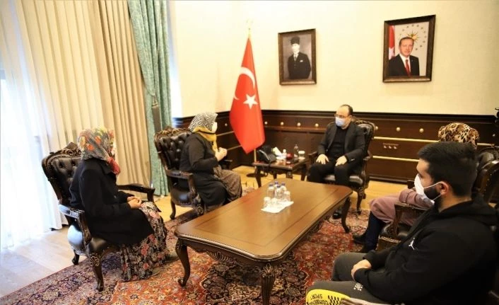 Cumhurbaşkanından talepte bulunan kadınları, vali misafir etti