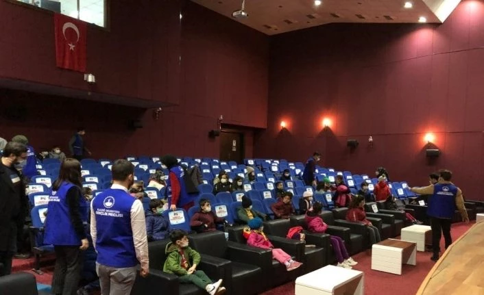 Depremzede çocuklar sinema keyfi yaşadı
