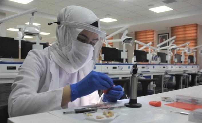 Diş Hekimliği Fakültesinde yüz yüze pratik eğitim başladı
