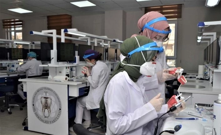 Diş Hekimliği Fakültesinde yüz yüze pratik eğitim süreci başladı