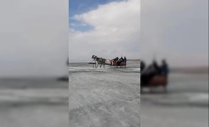 Donan Çıldır Gölü üzerinde atlı kızakla drift yaptı