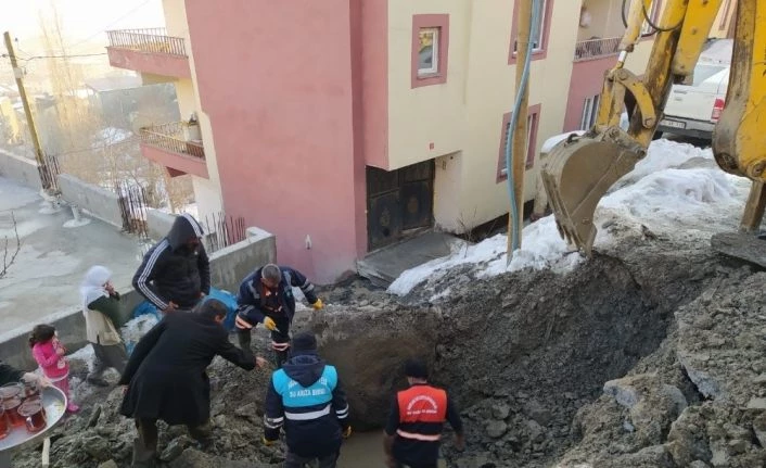 Donan su şebekelerine belediye ekipleri müdahale etti
