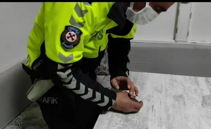 Donmak üzere olan serçeye polis şefkati