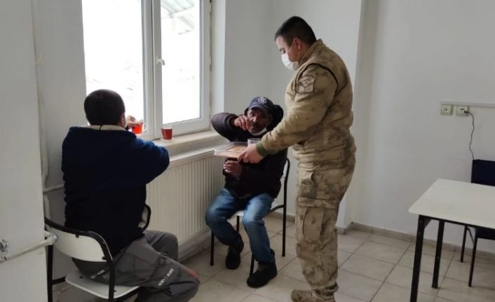 Donmak üzere olan vatandaşları jandarma kurtardı