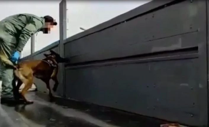 Van'da dorsenin yan kapaklarının içerisine gizlenen eroin Boby’e takıldı