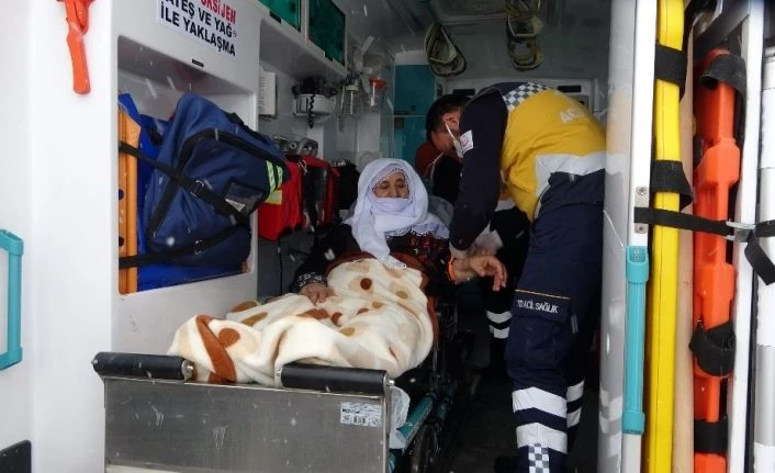 Ekipler diyaliz hastası yaşlı kadın için seferber oldu