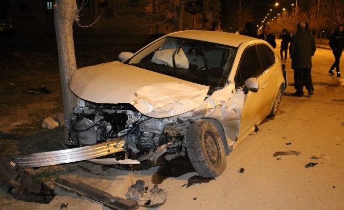 Elazığ’da  minibüs ile otomobili çarpıştı: 5 yaralı