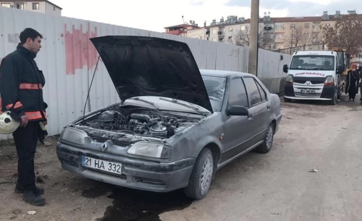 Elazığ’da seyir halindeki araç alev aldı, diğer sürücüler müdahale etti