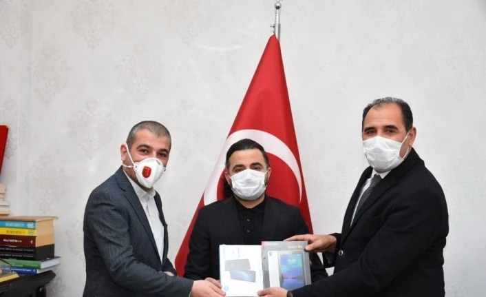 Erzincan Barosundan ihtiyaç sahibi öğrencilere tablet