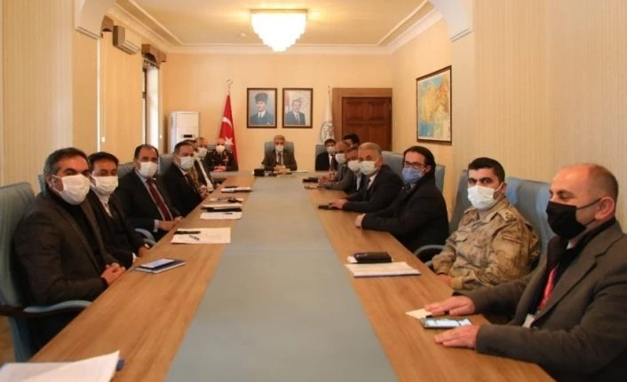 Erzincan Valisi Makas: “Covid-19 ile mücadele yükünü başarıyla göğüsleyen sağlık çalışanlarımıza destek olun”