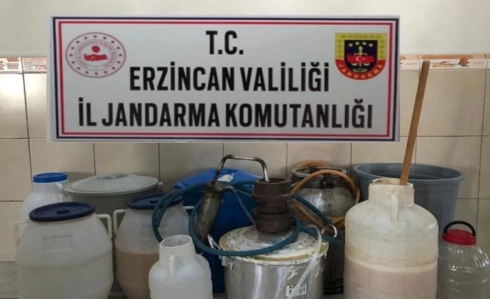 Erzincan’da 205 litre sahte içki ele geçirdi