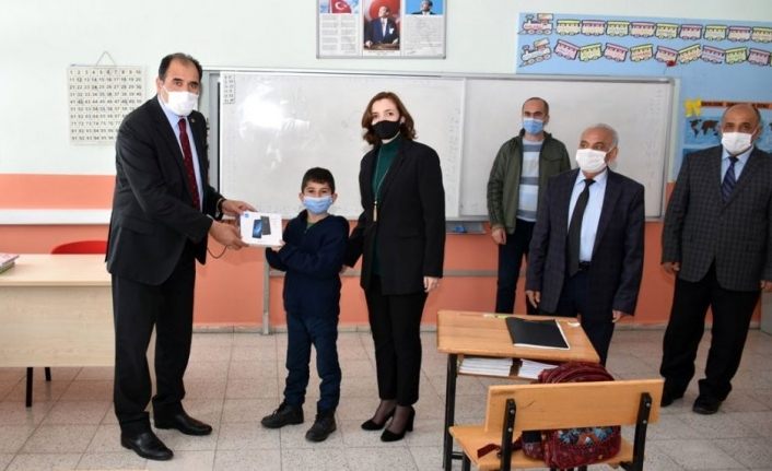 Erzincan’da 38 öğrenciye tablet hediye edildi
