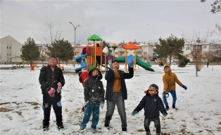 Erzincan’da karın tadını çocuklar çıkardı