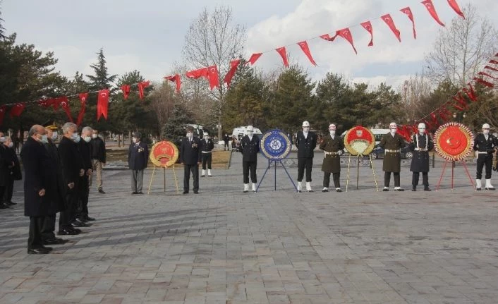 Erzincan’ın düşman işgalinden kurtuluşunun 103’ncü yıl dönümünü münasebetiyle Atatürk anıtına çelenk sunuldu