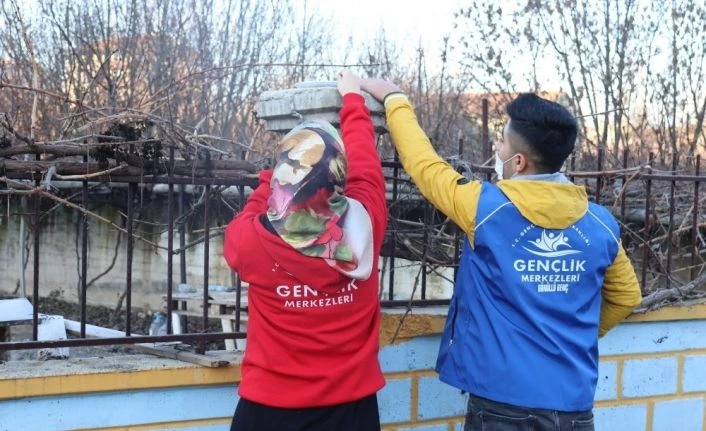 Gençlerden kuşlara yem