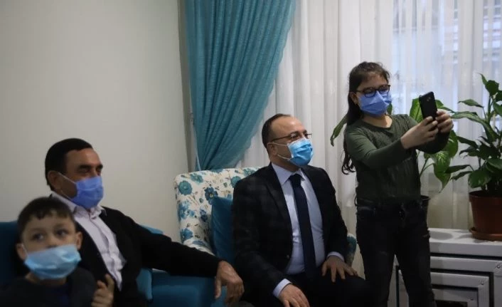 Gözyaşı döken küçük Hiranur’a ’Vali Amca’dan sürpriz ziyaret