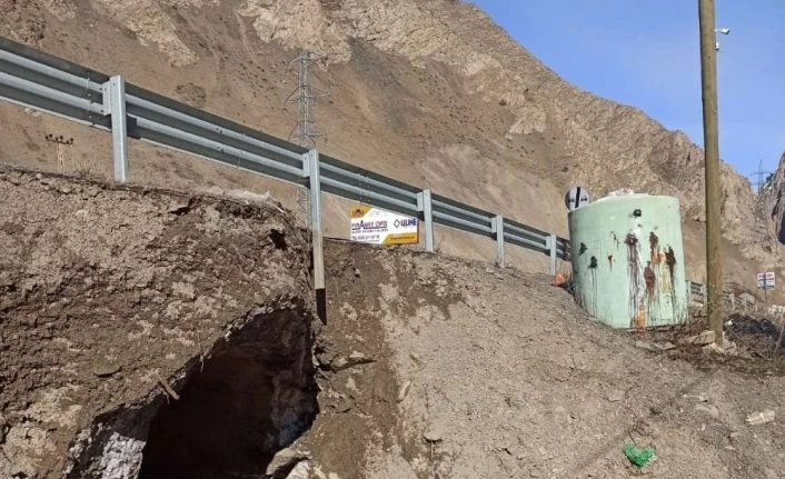 Hakkari-Van karayolundaki köprüde çökme