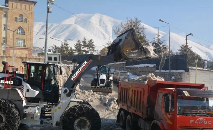 Hakkari’deki kar dağları şehir dışına çıkartılıyor