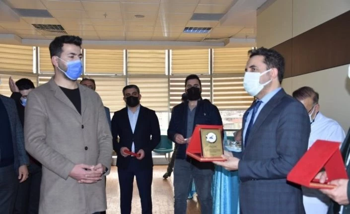 Hastane odalarının tefrişatını yapan iş adamlarına plaket