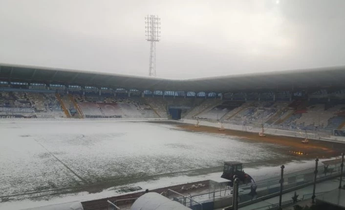 Hatayspor maçı öncesi saha zemininde yoğun çalışma