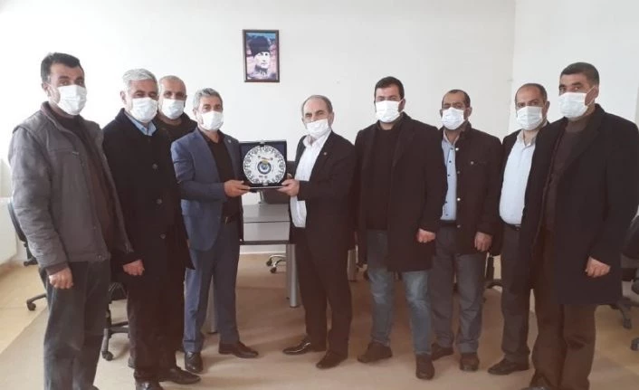 Hizmet-İş Sendikasından Başkan Ömeroğlu’na plaket
