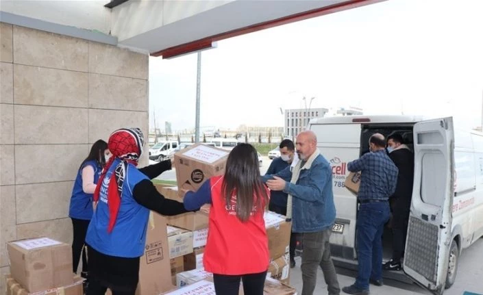 İdlib’teki çadır kentlerde yaşayanlara kıyafet yardımı
