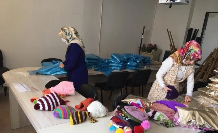 İdlip’teki çocuklara atkı, eldiven ve bere ördüler