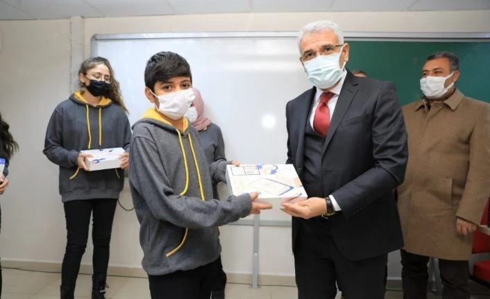 İhtiyaç sahibi öğrencilere tablet dağıtımı sürüyor