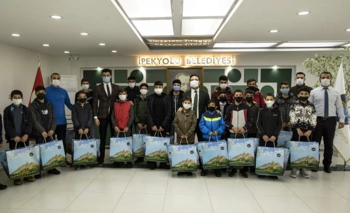 İpekyolu Belediyesinden sporculara malzeme desteği