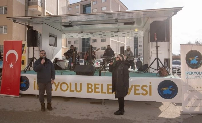 İpekyolu’nda vatandaşlar sokak konserleriyle moral buluyor