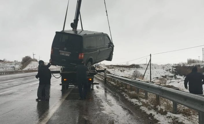 Islak zeminde kayan araç bariyerlere rağmen yoldan çıktı
