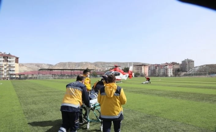 Kalp krizi geçiren 112 personeline ambulans helikopter yetişti