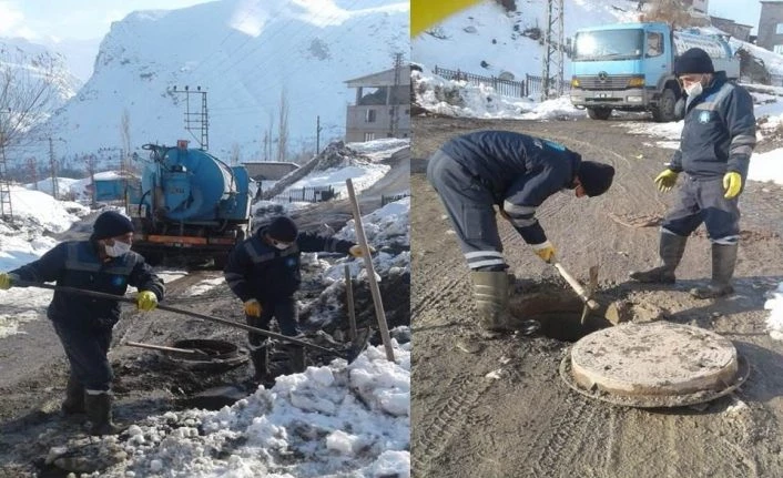 Kanalizasyon ekibinin dondurucu soğukla mücadelesi