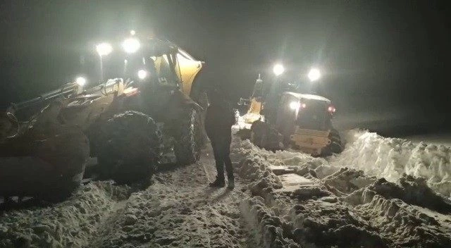 Kar ve tipi nedeniyle iş makinesi yolda mahsur kaldı