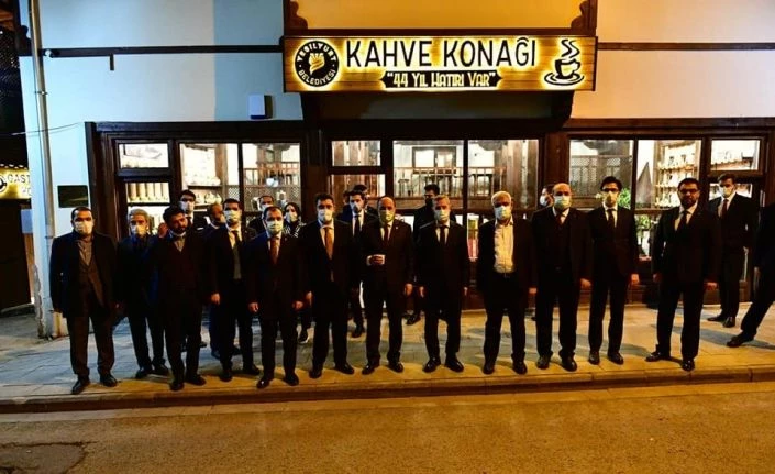 Karayel ile AK Partililer Yeşilyurt Kahve Konağını gezdi