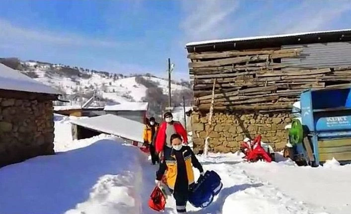 Karlı yolları aşan vefakâr sağlıkçılar hastaların imdadına yetişiyor