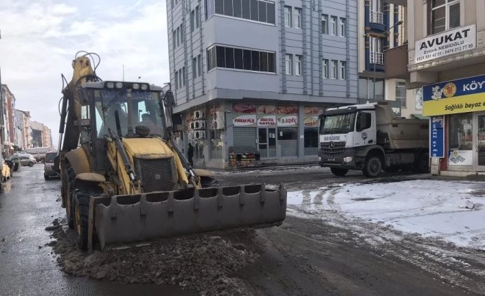 Kars’ta cadde ve sokakların karı temizliyor