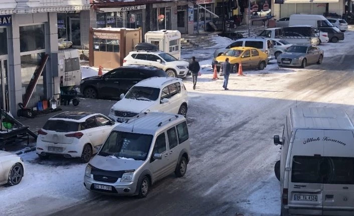 Kars’ta gelişi güzel park edilen araçlar trafiği aksatıyor