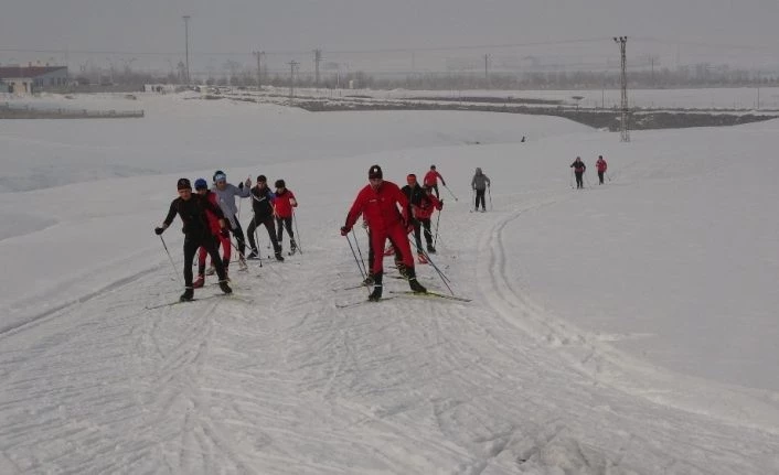 Kayaklı koşu sporcuları, şampiyona için kolları sıvadı