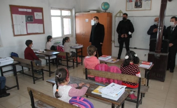 Kaymakam Demirer’den yüz yüze eğitime başlayan öğrencilere ziyaret