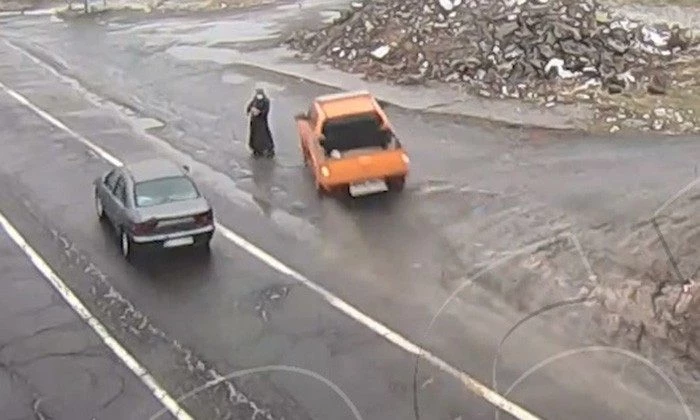 Kaza anları kamerada, yol kenarındaki kadın son anda kurtuldu