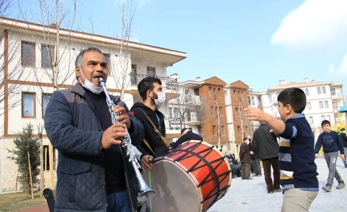 Kentsel dönüşümle evlerine kavuştular, başkanı davullu zurnalı karşıladılar