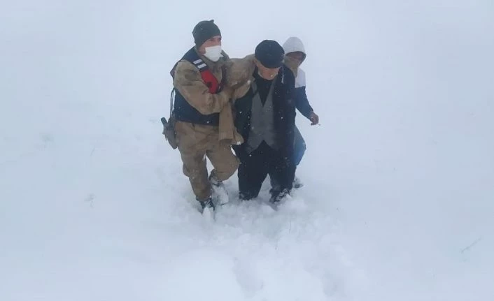 Kırsal alanda donma tehlikesi geçiren vatandaşı jandarma kurtardı