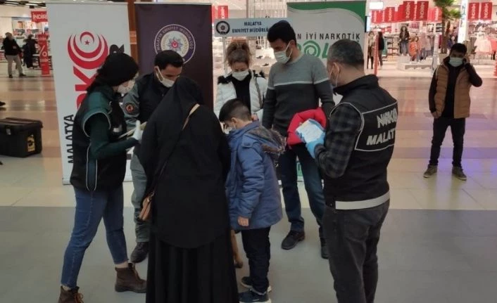 Malatya polisi Uyuşturucuyla mücadele için broşür dağıttı