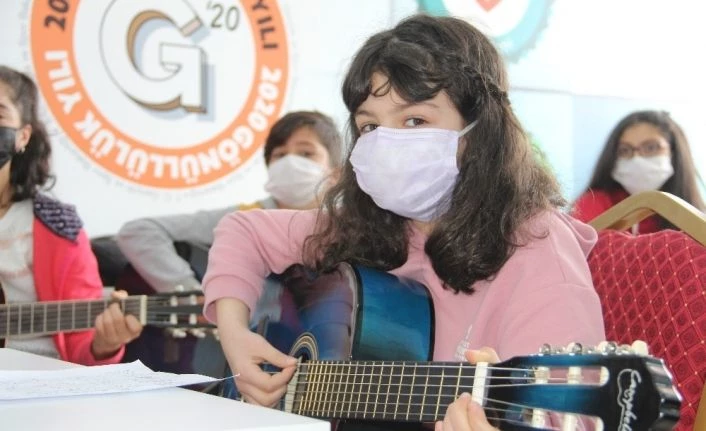 Minikler pandemi stresini bağlama, keman ve gitar çalarak atıyor